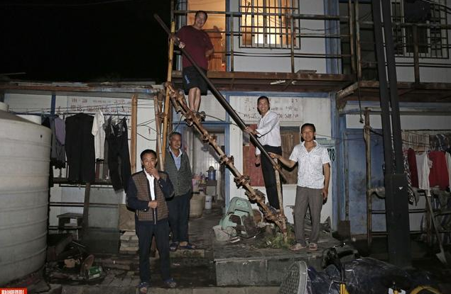 實(shí)拍農(nóng)民工集裝箱夫妻房，18平集裝箱能住5人，價(jià)格低心滿意足！