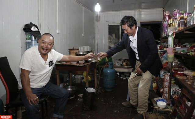 實(shí)拍農(nóng)民工集裝箱夫妻房，18平集裝箱能住5人，價(jià)格低心滿意足！
