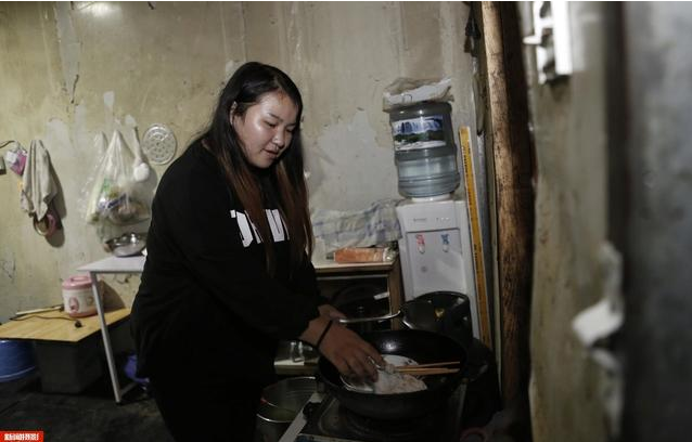 實拍農民工集裝箱夫妻房，18平集裝箱能住5人，價格低心滿意足！